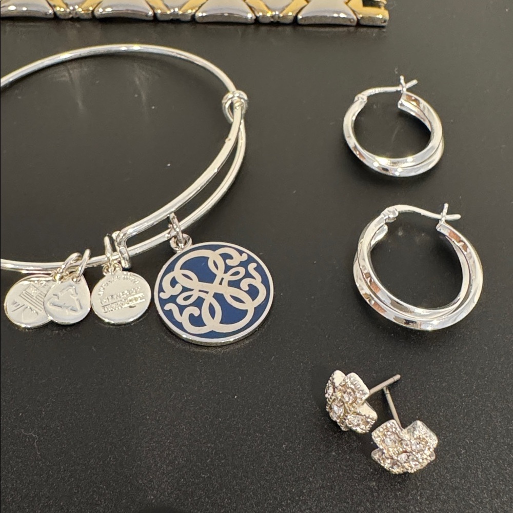 Lot of Silver Tone Jewelry - Picture 6 of 8